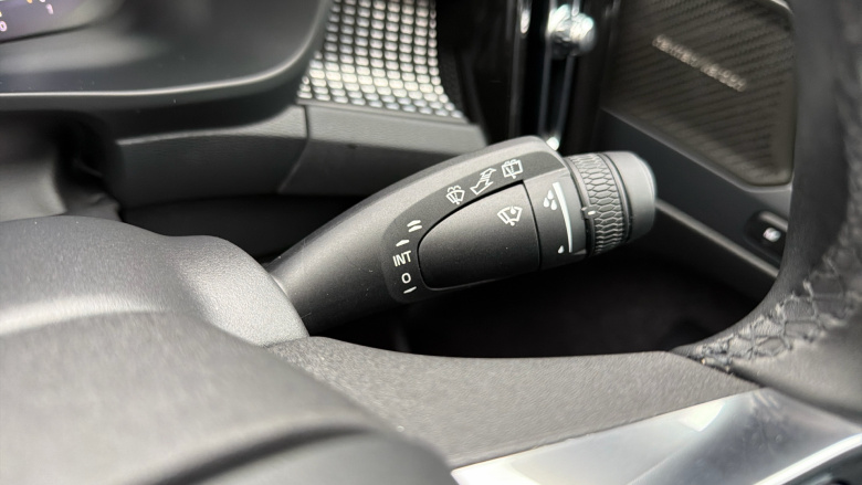 Volvo XC40 2.0 B4P Ultra Dark 5dr Auto Petrol Estate